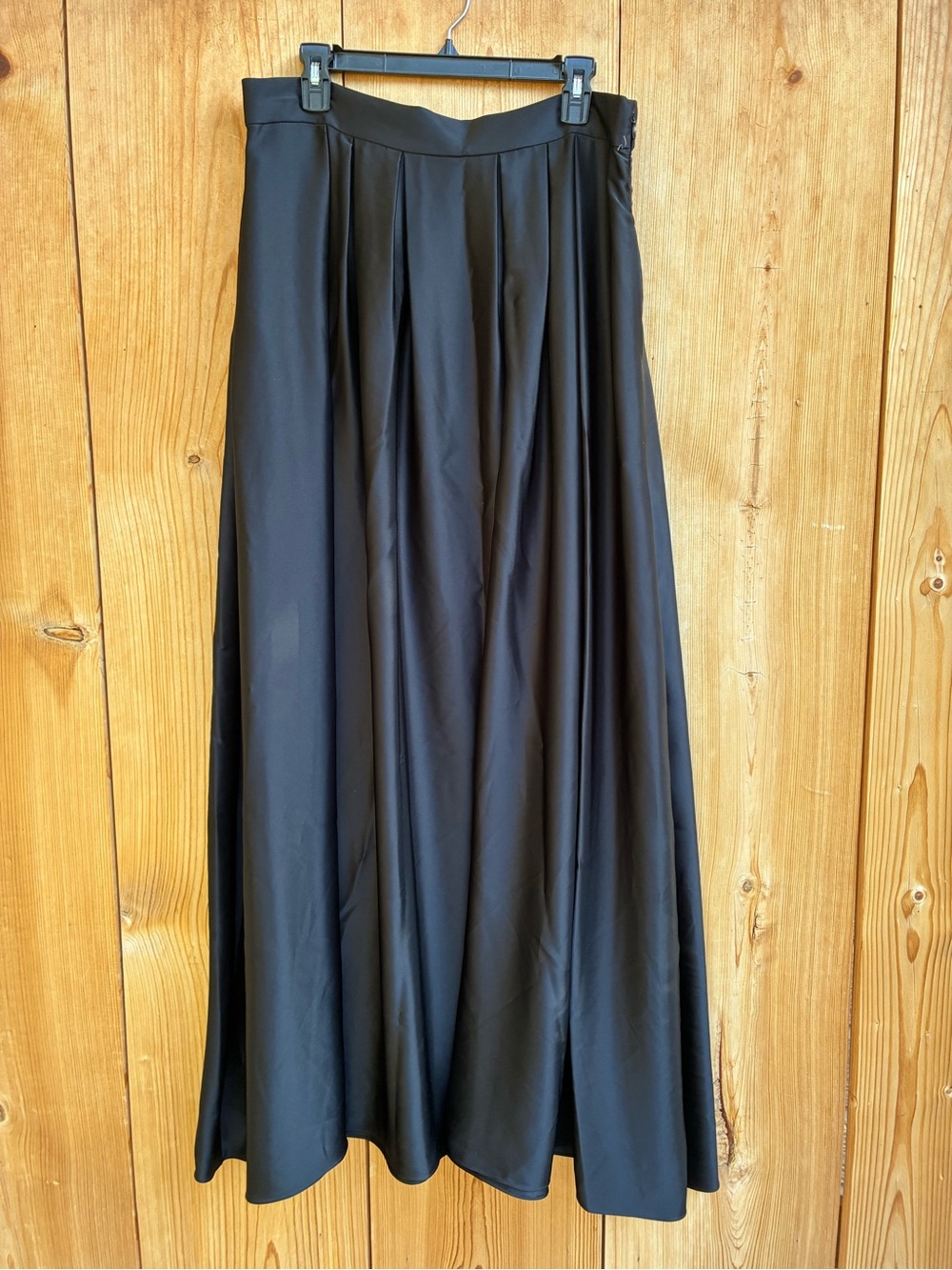 NWOT ST. JOHN Liquid Satin Shirt in Black
Size 12 - Picture 7 of 13